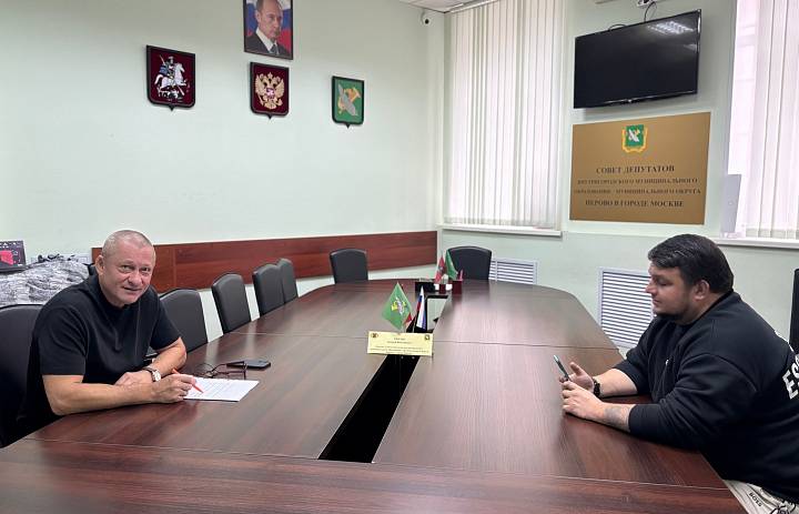 Перовчанин обратил внимание на проблему с подъездной дверью