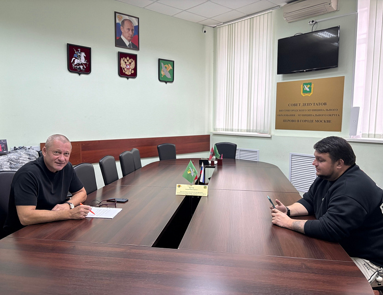 Перовчанин обратил внимание на проблему с подъездной дверью