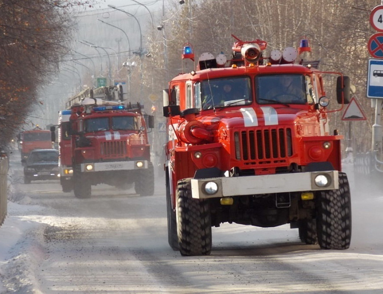 Уступи дорогу пожарному автомобилю