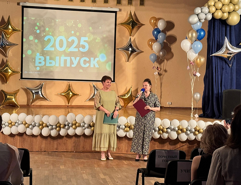 Перовские депутаты поздравили выпускников