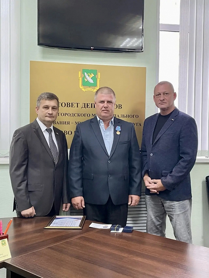 В Перово родителям погибшего бойца вручили награды