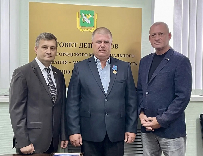 В Перово родителям погибшего бойца вручили награды